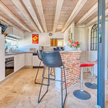 2 Bedroom Awesome In Les Lèches