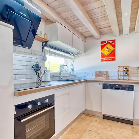 2 Bedroom Awesome In Prázdninový dům