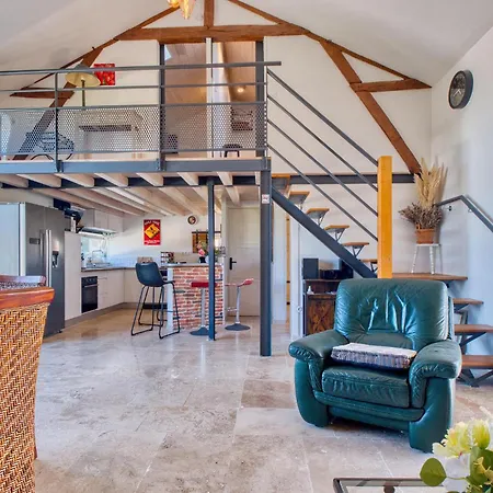 2 Bedroom Awesome In Prázdninový dům